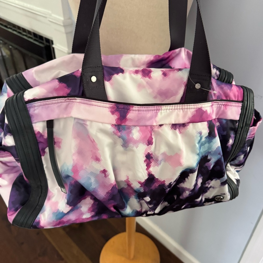 Lululemon duffle in Blooming Pixie print NEW NWOT rare!! - Picture 6 of 12